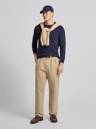 Męskki model nosi Custom Slim Fit Longsleeve mit Label-Stitching von Polo Ralph Lauren z bawełny, okrągły dekolt, długość tyłu 70 cm, ganzkörperansicht z przodu.