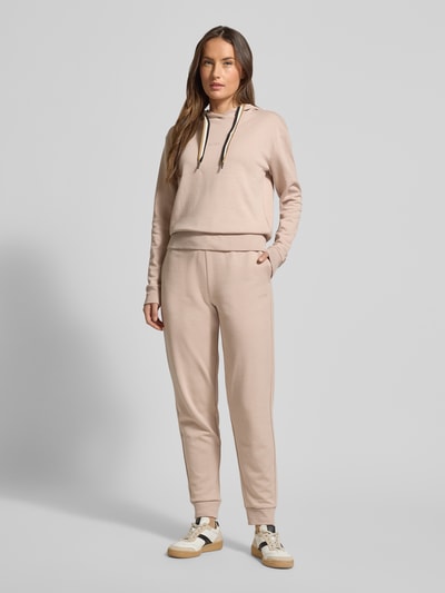 Vrouwenmodel draagt Regular Fit Hoodie uit Lyocellmix van BOSS in effen kleur met labelprint, capuchon met tunnelkoord, lange mouwen; ganzlichaamsvooraanzicht.