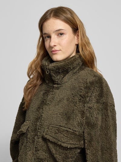 Frauenmodel trägt Loose Fit Fleecejacke mit Stehkragen Modell 'ANNA CONTACT' von Only in Oliv, Kunstwebfell, Nahaufnahme Oberkörper.