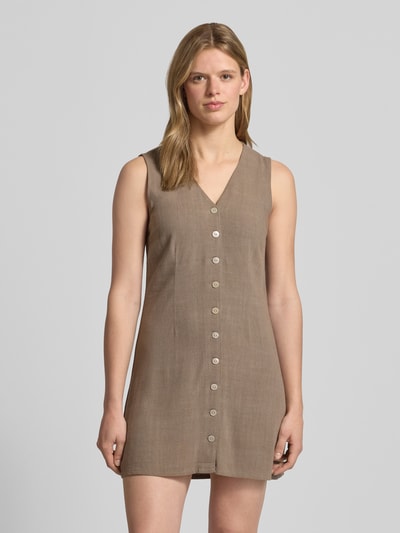 Frauenmodel trägt tailliertes Freizeitkleid aus Viskose-Leinen-Mix Modell 'SIESTA' von Only, unifarben, Knopfleiste, Mini-Länge, Ganzkörperansicht von vorne.