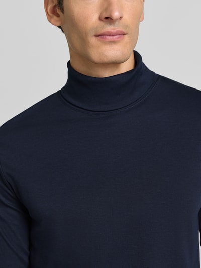 Männermodel trägt Regular Fit Langarmshirt mit Rollkragen Modell 'Pima' von RAGMAN in Dunkelblau, reine Baumwolle, Nahaufnahme Oberkörper.