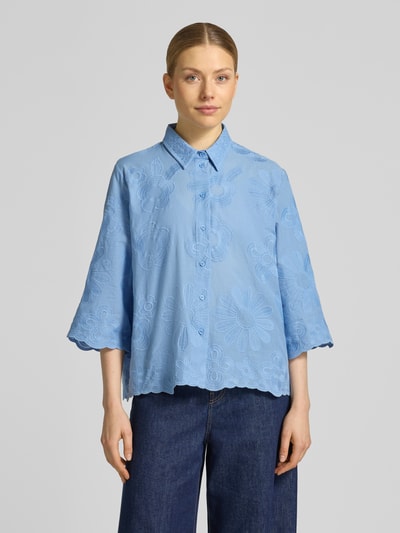 Frauenmodel trägt Regular Fit Bluse mit Stitchings und 3/4-Arm von More & More, Baumwoll-Mix, blauer Stoff mit Blumenstruktur, Ganzkörperansicht von vorne. Rückenlänge bei Größe 36: 61 cm, Ärmellänge bei Größe 36: 40 cm, Hemdblusenkragen, Knopfleiste.