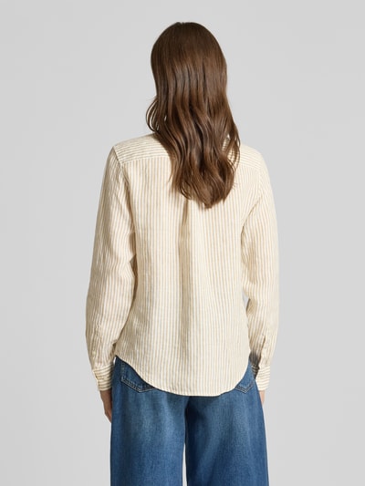 Frauenmodel trägt Regular Fit Leinenbluse mit Hemdblusenkragen und Label-Stitching von Gant in Beige-Weiß gestreift aus reinem Leinen, Rückenlänge 66 cm, Ärmellänge 61 cm, Ganzkörperansicht Rückansicht.