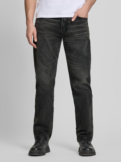 Männermodel trägt Relaxed Straight Fit Jeans im Used-Look von GAP, dunkle Baumwolle, Eingrifftaschen, Ganzkörperansicht von vorne. Bundweite 44 cm, Innenbeinlänge 80 cm bei Größe 32/32.