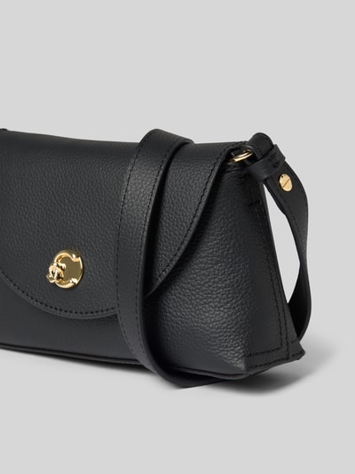 Produktfoto, schwarze Shoulder Bag aus echtem Leder Modell 'NIKLA' von Coccinelle mit goldfarbenem Magnetverschluss und strukturierter Oberfläche, Damen Shoulder Bag, Hauptfach mit Überschlag, Größe 20x12x6 cm, Schulterriemen 126 cm