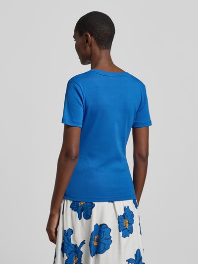 Frauenmodel trägt Slim Fit T-Shirt aus reiner Baumwolle von Tommy Hilfiger, efekt: jednolity kolor, krój slim fit, wyhaftowane logo, dekolt w serek, rękaw: krótki rękaw, wykończenie materiału: dżersej, materiał: bawełna, Ganzkörperansicht Rückansicht