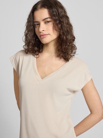 Frauenmodel trägt Loose Fit T-Shirt aus Modal-Mix Modell 'FREE' von Only, unifarben, V-Ausschnitt, kurzarm, Nahaufnahme Oberkörper.