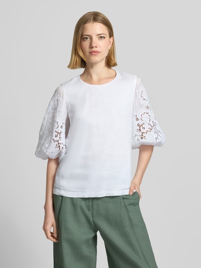 Frauenmodel trägt Regular Fit Bluse mit Lochspitze Modell 'ORDINE' von Max Mara, Optik: Unifarben, Rundhals, 3/4-Ballonärmel, Nahaufnahme Oberkörper.