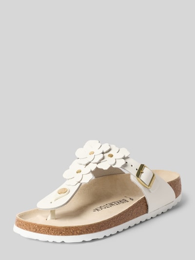 Produktfoto, Zehentrenner aus beschichtetem Leder mit abgerundeter Form und floralen Applikationen, Modell 'GIZEH' von Birkenstock, Label-Prägung, profilierte Sohle, Absatzhöhe 3 cm bei Größe 40, Farbe Weiß-Beige, strukturierte Textur