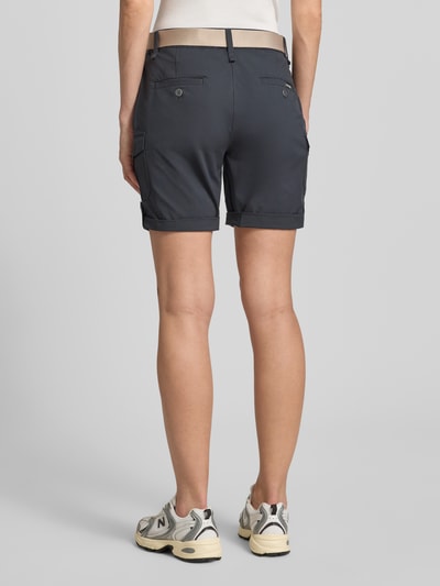 Frauenmodel trägt Shorts mit Hydrocool Effekt und Gürtel von G.I.G.A. DX, dunkel, mit Eingrifftaschen, Pattentaschen, Regular Fit, Ganzkörperansicht Rückansicht.