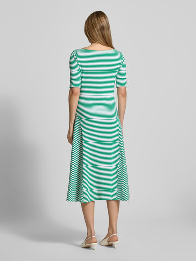 Modelka kobieca nosi Midikleid mit U-Boot-Ausschnitt Modell 'MUNZIE' von Lauren Ralph Lauren, miękki bawełniano-elastanowy materiał, zielono-niebieskie paski, fason A-linii, długość midi, widok całej sylwetki z tyłu.