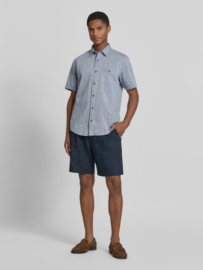 Männermodel trägt Regular Fit T-Shirt aus Baumwoll-Mix von Lerros, Herren T-Shirt mit Rundhalsausschnitt, Label-Detail, Ganzkörperansicht von vorne. Rückenlänge bei Größe M: 68 cm, Schulterbreite: 43 cm, Ärmellänge: 22 cm.