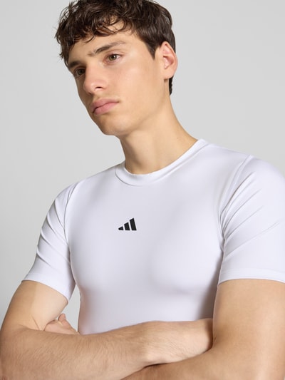 adidas Training T-shirt z o kroju slim fit z nadrukiem z logo Biały 3