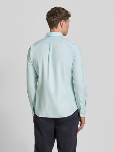 Männermodel trägt Regular Fit Freizeithemd aus reiner Baumwolle Modell 'RICKERT' von BOSS Orange in Hellblau, Ganzkörperansicht Rückansicht.