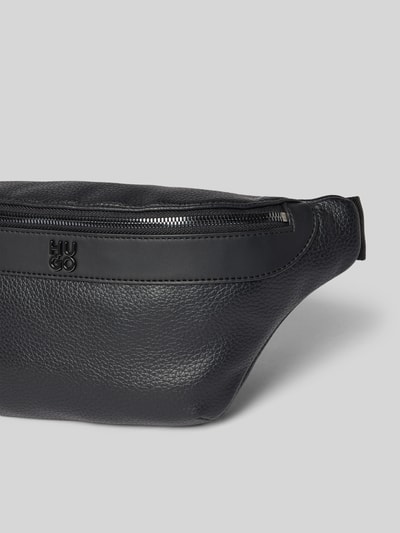 Produktfoto, Bauchtasche mit Label-Applikation Modell 'QUANTIC' von HUGO, czarny, jednolity wygląd, skórzany, z fakturą, z zamkiem błyskawicznym, główna komora i kieszeń wewnętrzna, pasek na biodra, z wytłaczaną aplikacją z logo, kontekst: męska skórzana saszetka biodrowa.