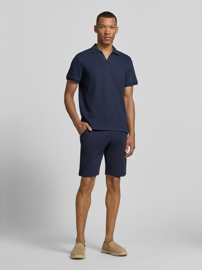 Männermodel trägt Regular Fit Shorts mit Tunnelzug von MCNEAL aus dunkelblauem Baumwoll-Mix mit Stretch-Anteil, Ganzkörperansicht von vorne.