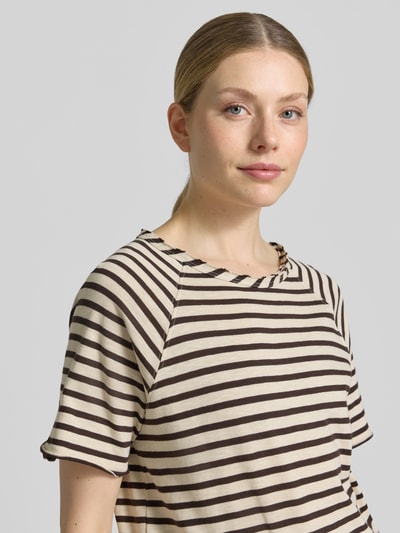 Frauenmodel trägt Regular Fit T-Shirt mit Rundhalsausschnitt von Smith and Soul aus reiner Baumwolle, Rollsaum, beige-braune Streifen, Nahaufnahme Oberkörper.
