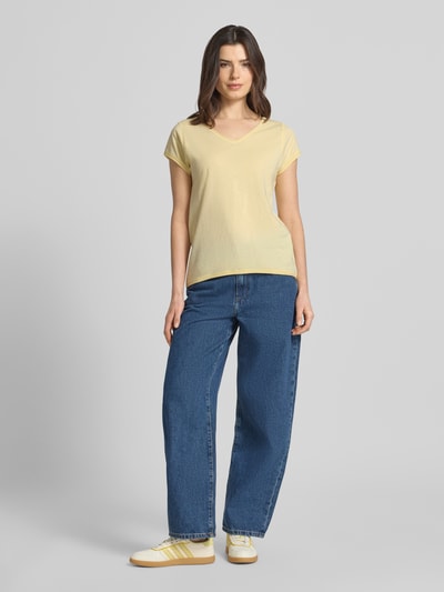 Vrouwenmodel draagt T-Shirt met V-Ausschnitt van Christian Berg Woman, effen geel, katoen, regular fit, met rolzoom, vooraanzicht volledige lichaam.