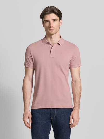 Männermodel trägt Slim Fit Poloshirt mit Logo-Stitching von Geox aus reiner Baumwolle, rosa, strukturierte Optik, Kurzarm, Ganzkörperansicht von vorne.
