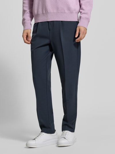 Männermodel trägt Stoffhose mit Bügelfalte Modell 'MARC' von Casual Friday, Materiaalmix met viscose, straight fit, elastische band, knoop- en ritssluiting, persplooien, Franse steekzakken, strookzak aan de achterkant, bandwijdte maat 32/32: 43 cm, binnenbeenlengte maat 32/32: 76 cm, Ganzkörperansicht von vorne.