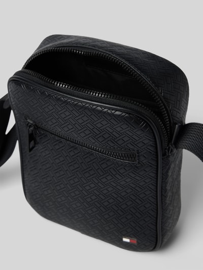 Produktfoto, Umhängetasche mit Logo-Detail Modell 'EMBOSSED FLAG' von Tommy Hilfiger in schwarzer Lederoptik, Prägung mit Flag-Monogramm, Reißverschluss, Hauptfach, Netzfach, Reißverschlussfach, Schulterriemen, Kunstlederstruktur