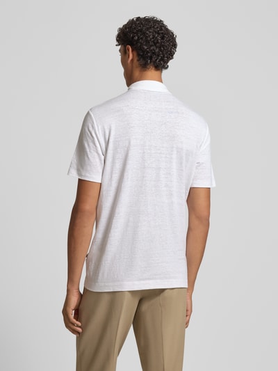 Männermodel trägt Slim Fit Poloshirt aus Leinen-Elasthan-Mix von OLYMP Level Five in Weiß, Halbarm, Rückansicht, Ganzkörperansicht Rückansicht.