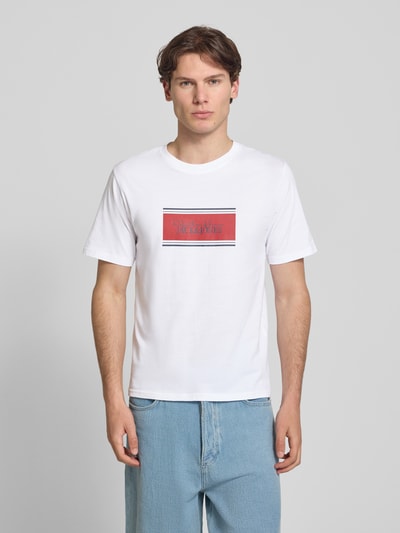 Männermodel trägt Regular Fit T-Shirt mit Logo-Print Modell 'Buster' von JACK & JONES aus Reine Baumwolle, Herren T-Shirt, Ganzkörperansicht von vorne. Rückenlänge bei Größe M: 71 cm.