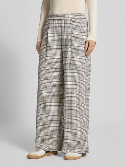 Frauenmodel trägt Weite Hose mit Viskose-Anteil von Marc O'Polo Denim, Optik: Kariert, Passform: Wide Leg, Bundfalte, seitliche Eingrifftaschen, elastischer Bund, Materialverarbeitung: Webware, Nahaufnahme Unterkörper.
