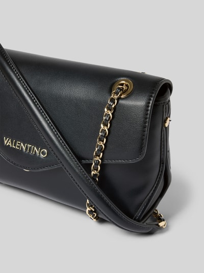 Produktfoto, torebka Handtasche mit Label-Detail Modell 'NOX' von VALENTINO BAGS w czerni, efekt łańcuszka, detal z logo, szerokość w rozmiarze 1: 31 cm, długość w rozmiarze 1: 18 cm, głębokość w rozmiarze 1: 10 cm, długość paska na ramię w rozmiarze 1: 105 cm, główna przegroda z zapięciem na magnes, przegródka zapinana na zamek błyskawiczny w środku