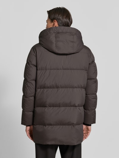 Männermodel trägt Regular Fit Daunenjacke mit Kapuze von Marc O'Polo, unifarben, gesteppte Struktur, wasserabweisend, Ganzkörperansicht Rückansicht.