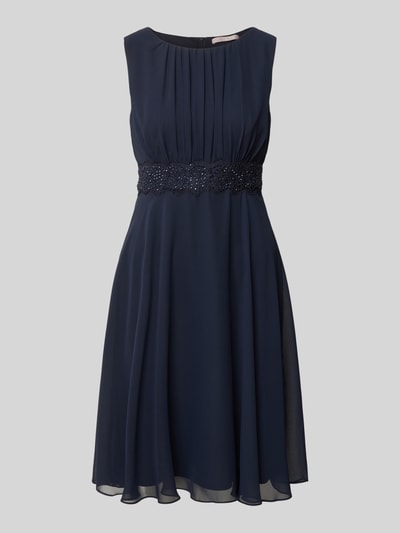 Produktfoto, Knielanges Cocktailkleid mit Taillenband von Christian Berg Cocktail, dunkelblauer Chiffon mit Drapierungen und Rundhalsausschnitt