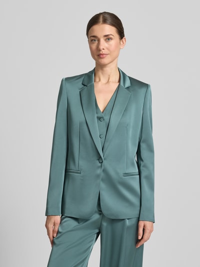 Vrouwenmodel draagt Slim Fit Blazer mit Paspeltaschen van Jake*s Cocktail in glanzend satijn, reverskraag, knoopsluiting, paspelzakken, lengte 65 cm, kleur teal, gladde textuur, volledige lichaamsvoorzijde.