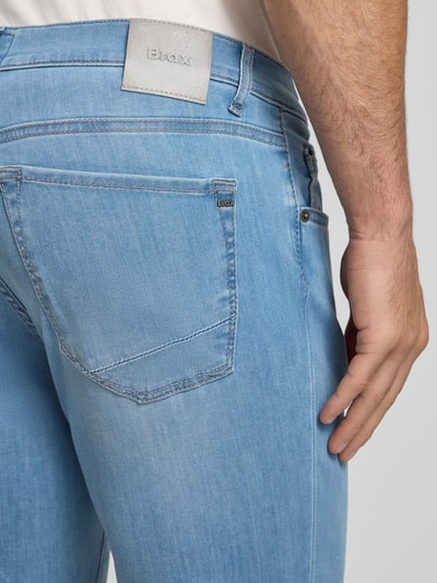 Mannenmodel draagt Slim Fit Jeans met 5-pocketmodel model 'Chuck' van Brax, lichte blauwe katoenmix met stretch, recht model, detailopname rug.