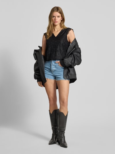 Vrouwenmodel draagt Slim Fit Blusentop met Spitzenbesatz Modell 'OLLINE' van Pieces, zwart, bloemmotief, voorkant volledig lichaamsaanzicht.
