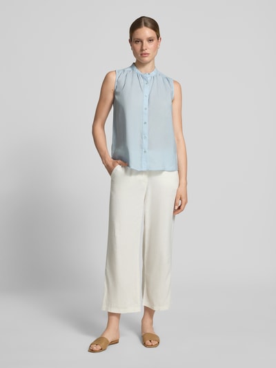 Vrouwenmodel draagt Regular Fit Blusentop uit mix van viscose en linnen van Christian Berg Woman, ronde hals, knoopsluiting, ruglengte maat 36: 61 cm, volledig lichaam voorkant