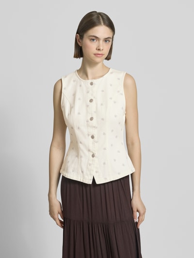 Frauenmodel trägt Regular Fit Weste aus reiner Baumwolle Modell 'NAOMI' von Only mit florales Allover-Muster, Knopfleiste, Twill, Ganzkörperansicht von vorne.