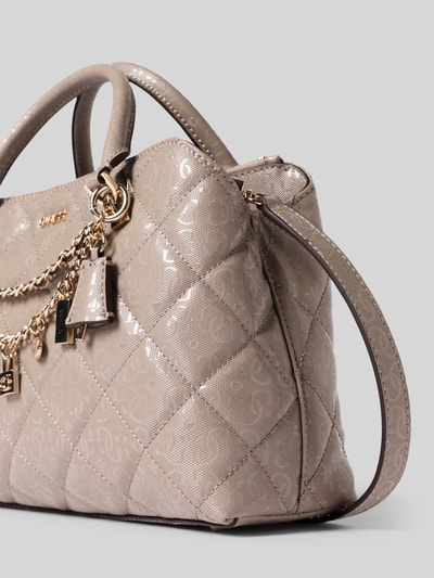 Produktfoto, Handtasche in Leder-Optik Modell 'Libby' von Guess, Stepp-Optik, Logo-Detail, Zierbesatz, Magnetverschluss, Reißverschlusstasche innen, Tragehenkel, abnehmbare Schulterriemen, Beige-Ton, glänzende Struktur, 32 cm Breite, 21 cm Länge, 11 cm Tiefe, 122 cm Schulterriemen