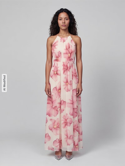 Frauenmodel trägt Maxikleid aus Chiffon im Allover-Look von Jake*s Cocktail, A-Linie, Plisseefalten, hell mit rosafarbenen Blumen, Ganzkörperansicht von vorne.