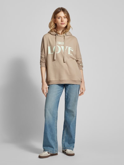 miss goodlife Hoodie mit Statement-Print Modell 'True Love' Sand 1