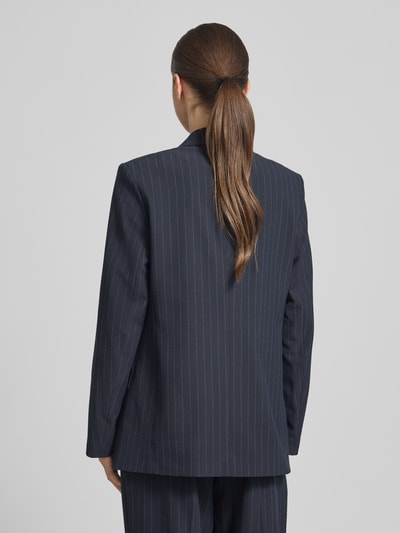 Frauenmodel trägt Blazer mit Viskose-Anteil von Jake*s Collection in Dunkelblau mit feinen hellen Streifen, Gerade Passform, Rückenlänge 67 cm, Rückenansicht Ganzkörperansicht.