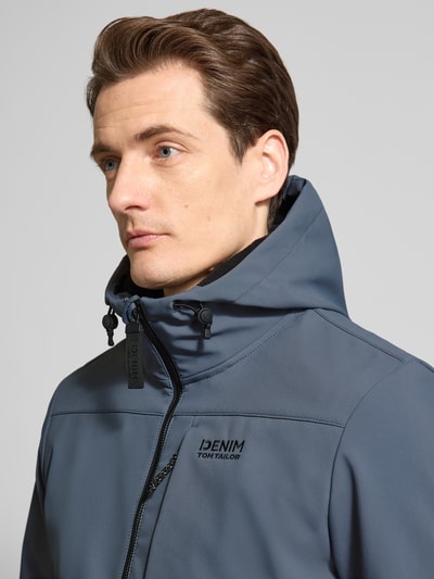 Männermodel trägt Regular Fit Steppjacke mit wasserabweisender Funktion von Tom Tailor Denim in Dunkelgrau, Nahaufnahme Oberkörper.