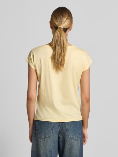 Männermodel trägt T-Shirt mit Motiv-Print von Christian Berg Woman aus bawełna-wiskoza, krój regular fit, pastelgelb, widok całej sylwetki z tyłu.