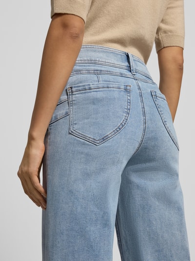 Frauenmodel trägt Jeans mit Eingrifftaschen Modell 'Lopez' von FREE/QUENT in hellem Blau, Baumwoll-Mix, lockerer Schnitt, Nahaufnahme Rückansicht