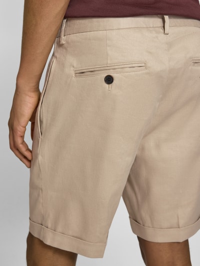 Mężczyznę model nosi bermudy 'Bermudas aus Leinen-Mix mit Gesäßtaschen' von Profuomo, mieszanka lnu i bawełny, krój regular fit, beżowy, kieszenie z tyłu, długość wewnętrzna nogawki 20 cm, szerokość w rozmiarze 50: 46 cm, widok z tyłu, detal.