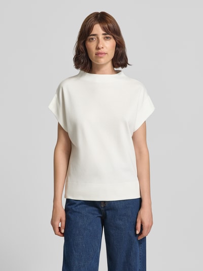 Frauenmodel trägt T-Shirt aus Viskose-Mix Modell 'Ujolina' von someday in Weiß, Stehkragen, Kappärmel, Regular Fit, Ganzkörperansicht von vorne.
