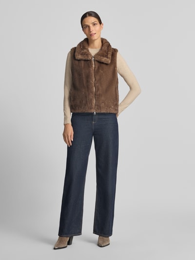 Kobiece modelka ma na sobie Regular Fit Weste mit Kunstfellbesatz od White Label, brąz, z efektem pikowania, stójka, zamek błyskawiczny dwustronny, długość tyłu w rozmiarze 36: 56 cm, szerokość ramion w rozmiarze 36: 38 cm, szerokość w rozmiarze 36: 51 cm, widok całej sylwetki z przodu.