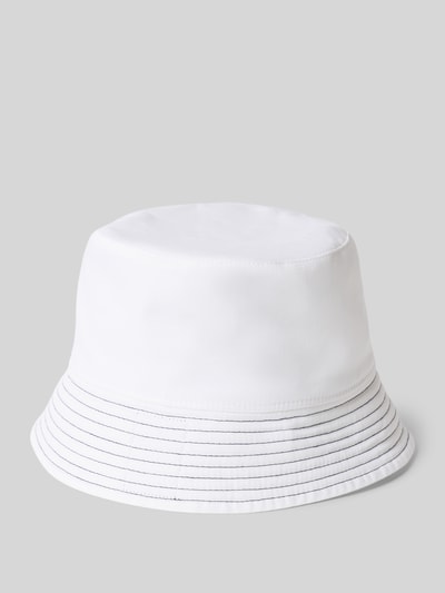 Produktfoto, Bucket Hat mit schmaler Krempe und Ziernaht von Marc Cain aus reiner Baumwolle, weiß mit farblicher Ziernaht auf grauem Grund