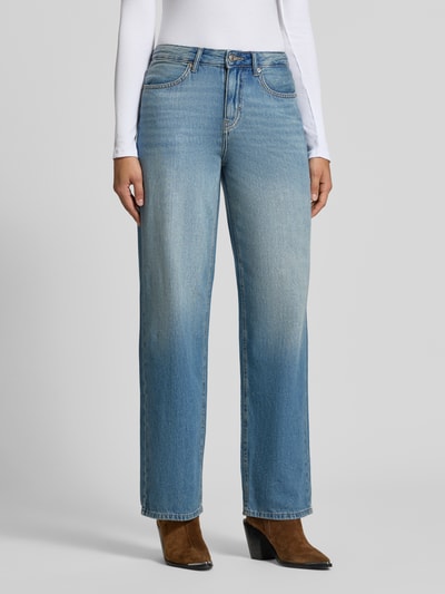 Frauenmodel trägt Loose Fit Jeans aus reiner Baumwolle Modell 'TOLEDO' von ONLY, blaue Waschung, leichte Textur, Ganzkörperansicht von vorne, Damen Wide & Loose Fit Jeans von ONLY.