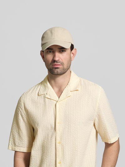 Männermodel trägt Regular Fit Freizeithemd aus Lyocell-Mix von Officine Générale in Hellgelb, Reverskragen, Kurzärmelig, Nahaufnahme Oberkörper. Rückenlänge 77 cm, Schulterbreite 47 cm, Ärmellänge 31 cm, strukturierte Oberfläche.