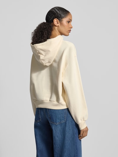 Frauenmodel trägt Regular Fit Hoodie aus reiner Baumwolle von Tommy Hilfiger, Optik: Unifarben, Langarm, gerippt, Label-Schriftzug, Ganzkörperansicht Rückansicht.